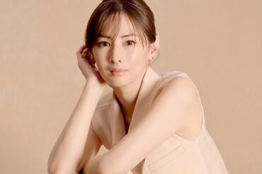 北川景子、ヌーディなノースリで上品ツヤ肌！夏メイク20年以上意識してきたこと／コーセー エスプリーク CM