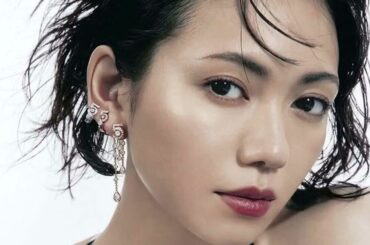 「横山やすしニット」「ロブスターのオーバーオール」二階堂ふみの私服が“全身真っ赤”カズレーザー並みに奇抜だった