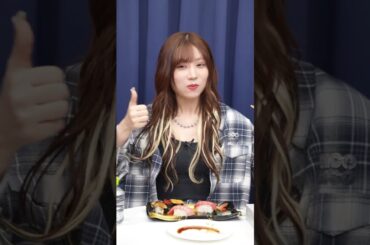 お寿司を食べて機嫌を直します