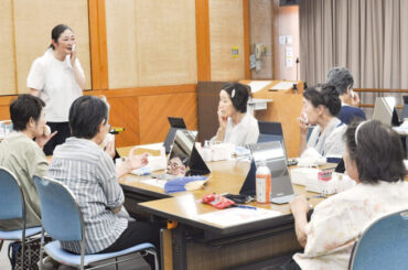 秦野市シルバー人材センターひまわりの会が、いきいき美容教室でキレイと健康長寿を学ぶ 〈秦野市〉