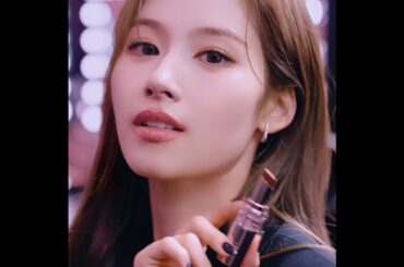 TWICEのSANAが彩る「YSL ラブシャイン キャンディ グロウ バーム」 ムッシュ・イヴ・サンローランのDNAを継承し、初のリップバームが登場。 #사나 #SANA #サナ #TWICE