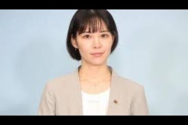 ＜吉谷彩子＞お仕事コーデでキリリ　ノーカラージャケット×ゴールド調アクセで品よく