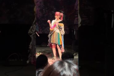 衣装について話す大森靖子さん