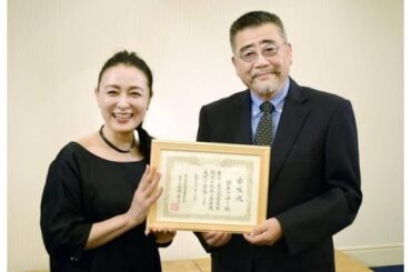 「国生さゆり」が「イカツい"バイク"」との"2ショット"公開し話題に！ 美脚×真っ赤な「カワサキ」の組み合わせに「渋い」「美しすぎる」声も!? 迫力の「大型二輪」に反響も