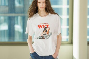 ステラ マッカートニー、ジェフ・クーンズ“プール遊具のイルカ＆サル”捉えた写真プリントTシャツ - ファッションプレス