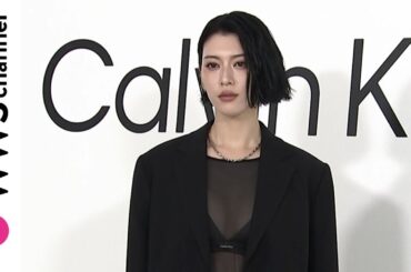 三吉彩花、ショートパンツにブラックのブレザーで「Calvin Klein Harajuku Flagship／カルバン・クライン原宿」グランドオープンのフォトコールに登場！