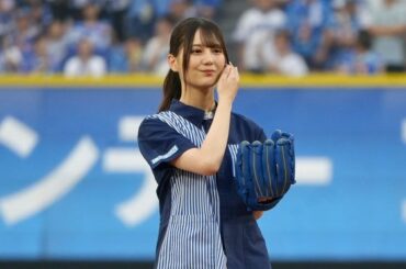 ポニテ美女は「やっぱり可愛い」　"制服姿"で豪快投球の舞台裏…後輩からまさかの突撃 | Full-Count