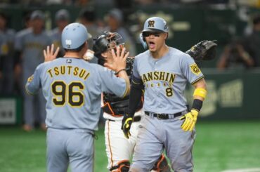 阪神戦で見つかった超人気アイドル　ガチすぎる熱唱…虎党脱帽「見くびってました」 | Full-Count