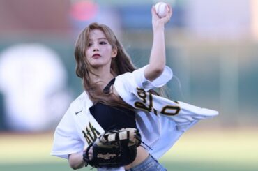 へそ出し美スタイルで魅了…"貧乏球団"に降臨したアイドル　仮球場が虜「感慨深い」 | Full-Count