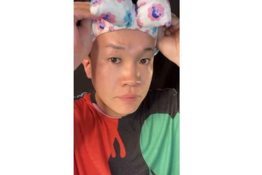 ヘアバンドで前髪をあげ、いざメイク開始！（スクリーンショット）