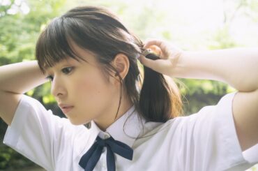 乃木坂46 小川彩、夏の川辺で制服姿を披露