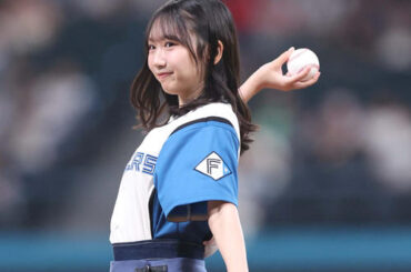 日本ハム対オリックス　ファーストピッチセレモニーで投球する日向坂46の藤嶌果歩（撮影・黒川智章）