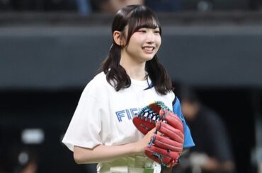 青ミニスカで豪快投球…ノーバウンドでキュートな笑顔　超人気アイドルが北の大地に降臨 | Full-Count