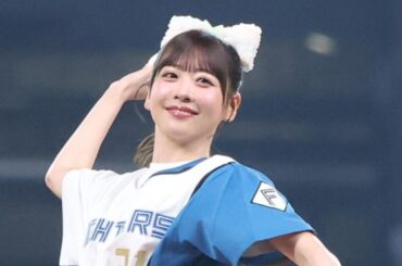 「可愛すぎる」ミニスカアイドルの一球に悶絶　ふわふわ笑顔に釘付け「マウンドに天使」 | Full-Count