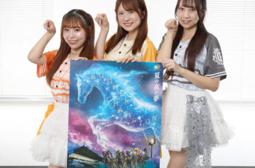 佐賀競馬「サマーチャンピオン」ＰＲ のため来社したＵＭＡＴＥＮＡの（左から）青木ひまわり、桜衣かれん、有村のあ（カメラ・豊田　秀一）