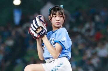 白ミニスカで豪快足上げ…15歳アイドルが始球式　黒髪＆青リボンひらり、球場魅了 | Full-Count