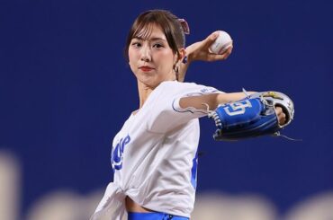 豪快足上げでおへそチラリ…ミニスカアイドルが完璧投球　ストライク始球式に球場どよめき | Full-Count