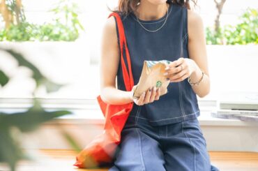 インディゴカラーのセットアップはきれいめにもカジュアルにも重宝【FUDGE FRIEND おしゃれさんの毎日コーディネート vol.566｜UMI】 | FUDGE FRIEND | ファッション