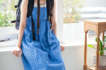 真夏の涼感ナンバーワンコーデ。ブルーのワンピース×デニムの爽やかな着こなし【FUDGE FRIEND おしゃれさんの毎日コーディネート vol.559｜うさみ】 | FUDGE FRIEND | ファッション