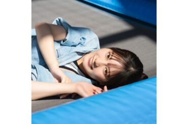 日向坂46 小坂菜緒が『B.L.T.』で約3年ぶり2度目のソロ表紙、“最高の笑顔”で弾ける！ | ENTAME next