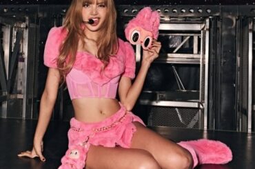 BLACKPINKのLISAがLABUBUを纏うようなカスタム衣装でライブ出演。キャラクターとモードが響き合う瞬間 | FASHION | FASHION HEADLINE