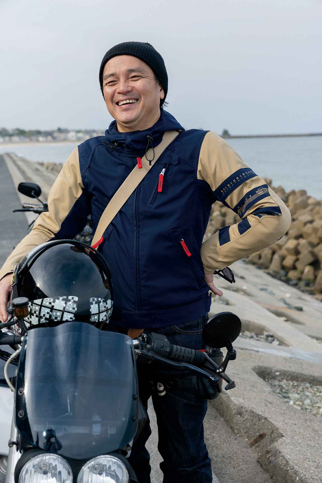 画像: 今回のゲスト 荒川眞一郎（あらかわしんいちろう）さん 1966年群馬県生まれ。1992年にパリのスタジオ・ベルソーを卒業。1993年、自身のブランド「シンイチロウ アラカワ(SHINICHIRO ARAKAWA)」を立ち上げ、パリコレクションに初参加。1995年には東京でもコレクションを発表。バイク好きで知られ、2007年からモーターサイクルウエアのラインをスタートした。現在は銀座にショップ「GINZA 6A」（予約制）、軽井沢に「Canarino SHINICHIRO ARAKAWA」（営業日は公式HPで要確認）を構える。  ▶▶▶荒川眞一郎さんの 「X」 、 インスタグラム 、 オフィシャルHP