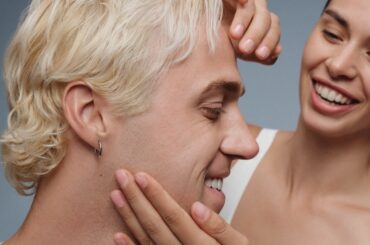 Dermalogicaが新美容液「NeuroTouch Symmetry Serum」を8月14日発売。神経科学に着想を得てパートナーとの触れ合いで効果を高める設計 | TABI LABO