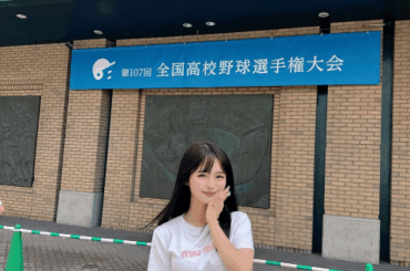 「みんなの推し高校はどこですか？」激カワアイドルが甲子園に降臨！お腹チラリSPORTYコーデでファン魅了 | 話題の投稿 | スポーツブル (スポブル)