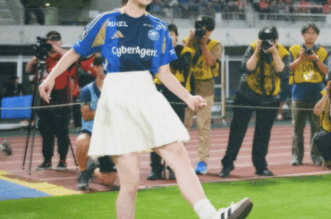 ユニ×ミニスカ姿が可愛すぎる！元乃木坂46・阪口珠美、地元"町田ゼルビア"キックインセレモニーに参戦！ | 話題の投稿 | スポーツブル (スポブル)