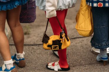 話題の“ドーパミンドレッシング”とは？ファッションは「どう見られるか」より「着てどう感じるか」の時代へ | Vogue Japan