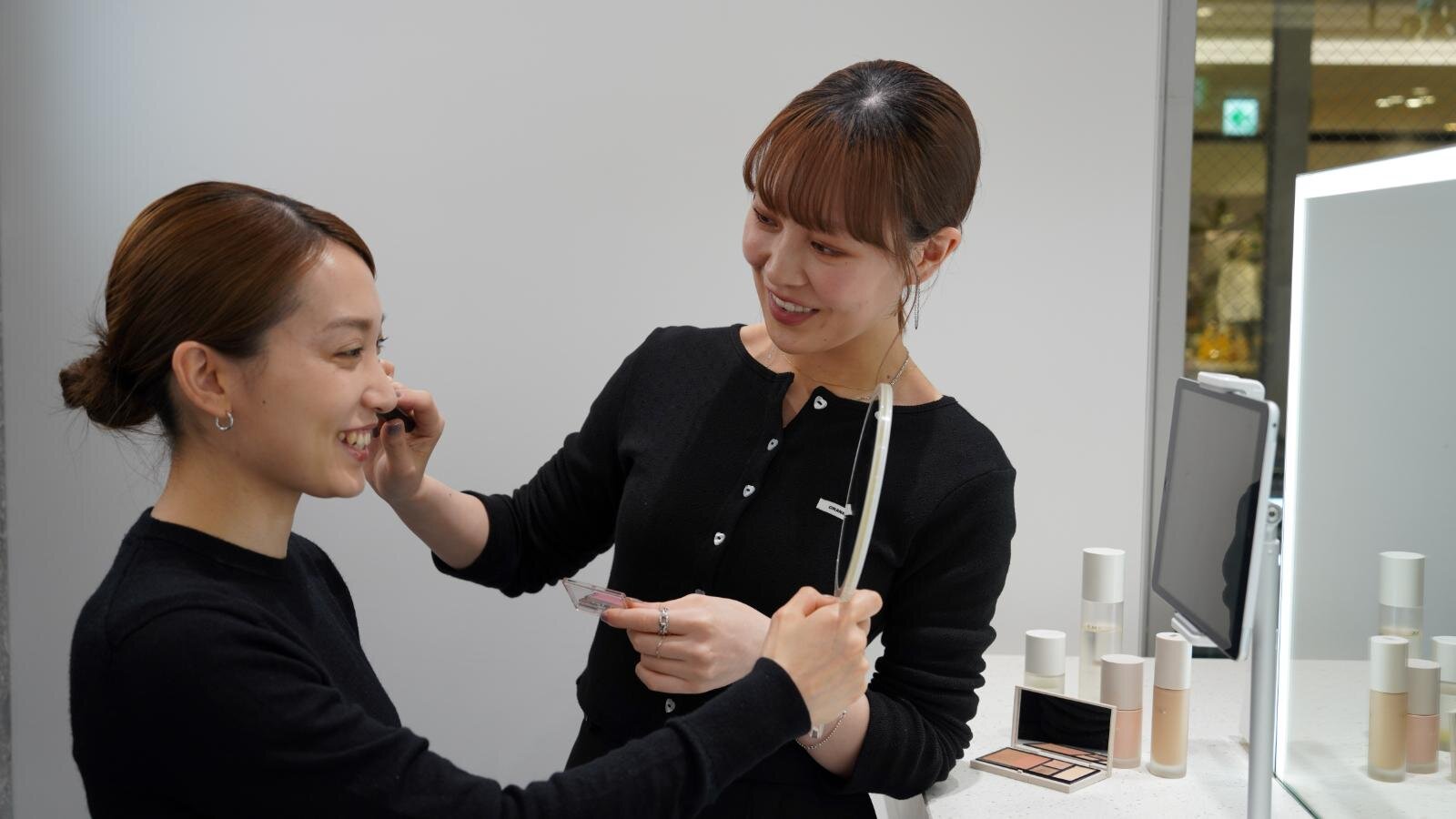 RMK新メイクレッスン「ミー ファインダー」撮影から始まる“似合わせメイク” | 写真