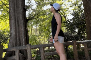 ショーパン×タンクで美肌全開！"流血のマドンナ"鈴木万李弥、木陰でたたずむ朝ラン美スタイルショットでファン魅了！ | 話題の投稿 | スポーツブル (スポブル)