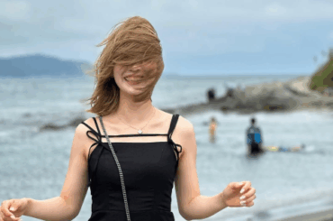 暴風の中でもニコニコスマイル！美女プロゴルファー、美肌あらわノースリワンピのお茶目ショットが可愛すぎると話題に | 話題の投稿 | スポーツブル (スポブル)