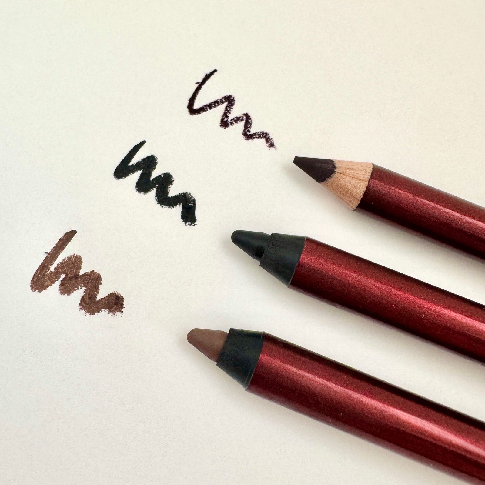 上から リップ ペンシル 限定1色 ナイトモス ¥3740、イン エクストリーム ディメンション 24 カージャル アイ ライナー エクストリーム ブラック、ナイトストーン 各¥3300