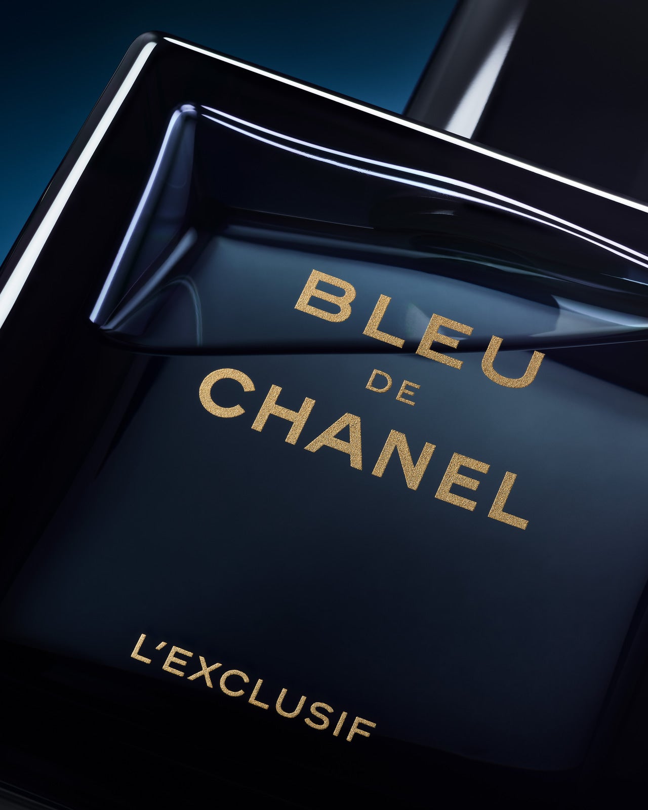 シャネルの新作メンズ香水「ブルー ドゥ シャネル レゼクスクルジフ」のボトルに記されたロゴ