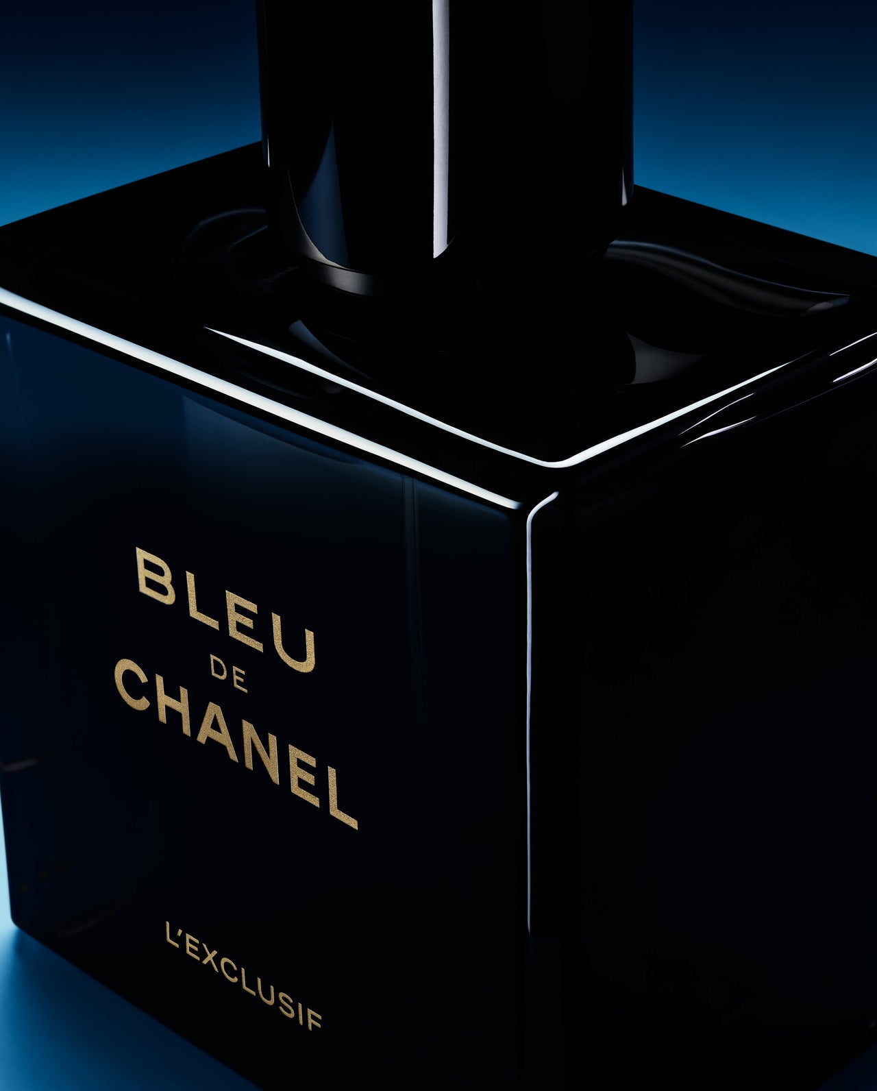 シャネルの新作メンズ香水「ブルー ドゥ シャネル レゼクスクルジフ」のスクエアなデザインのボトル