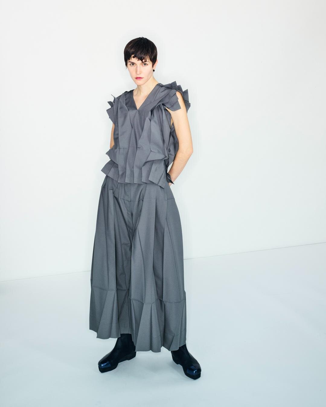 「NO.3」トップ 99,000円、パンツ 110,000円