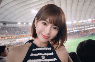 ノースリ美肌＆激カワスマイルに注目！美女ラウンドガール、東京ドーム野球観戦ショットにファン歓喜！ | 話題の投稿 | スポーツブル (スポブル)