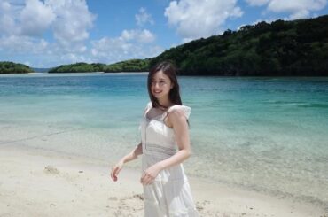 透き通る海より輝く笑顔…人気アイドルが“白ワンピ姿”で石垣島に降臨 | 話題の投稿 | スポーツブル (スポブル)