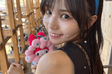 ノースリミニスカワンピで美肌わらわ！現役女子大生タレント、ミャクミャクカチューシャ姿の万博満喫スタイルにファンメロメロ！ | 話題の投稿 | スポーツブル (スポブル)