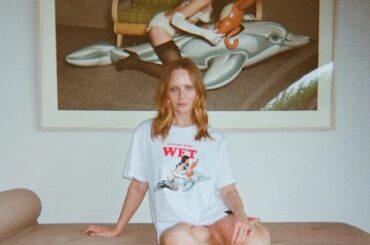 ステラ マッカートニーとジェフ・クーンズがコラボ! アートとモードが融合する限定Tシャツが発売 | FASHION