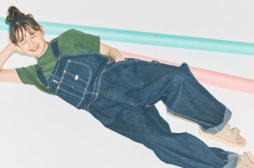 グリーンのTシャツを効かせて！夏のオーバーオールを攻略しよう【FUDGE 9月号連動企画-あの子もやっぱりジーンズね。| DAY 04】 | FUDGE FRIEND | ファッション