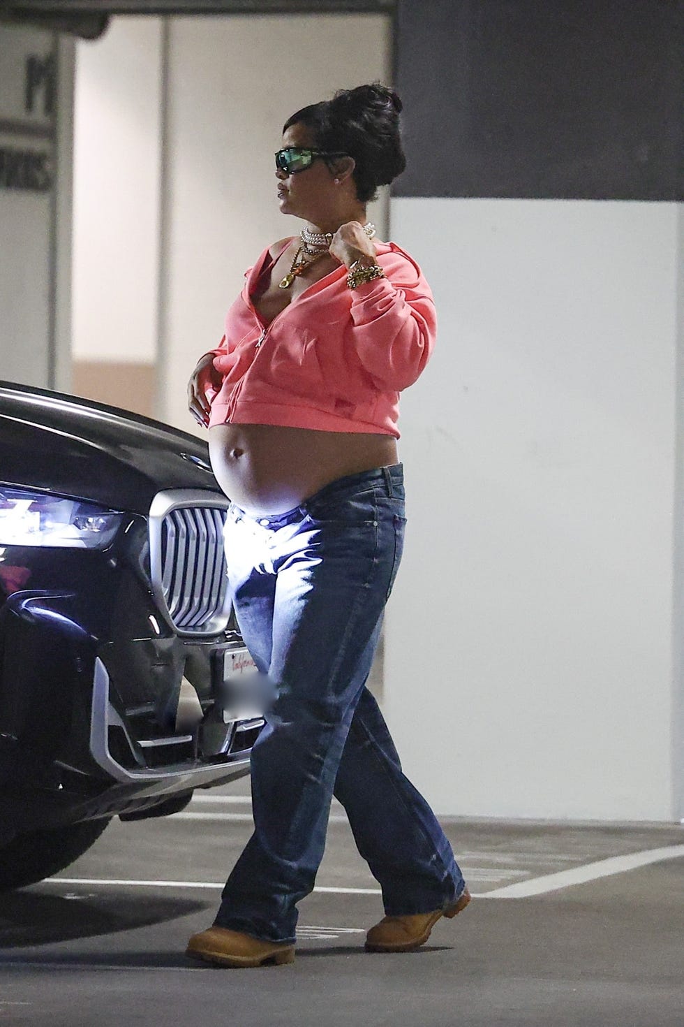 *exclusive* beverly hills, ca rihanna was spotted in beverly hills looking radiant as she ran errands with her baby bump on full display. the expectant mother, who appears to be nearing her due date, rocked a bold maternity look featuring low rise jeans, a cropped pink sweatshirt, and oversized sunglasses. the beauty mogul and fashion icon accessorized with layered pearls, chunky gold jewelry, and tan boots while confidently embracing her pregnancy glow in a parking garage. pictured: rihanna backgrid usa 11 august 2025 usa: +1 310 798 9111 / usasales@backgrid.com uk: +44 208 344 2007 / uksales@backgrid.com *uk clients pictures containing children please pixelate face prior to publication*