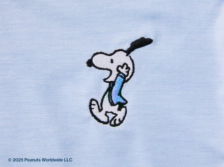スヌーピーの刺繍が施されたシャツ