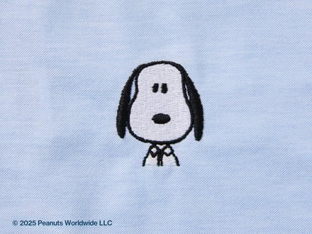 スヌーピーの刺繍が施されたシャツ