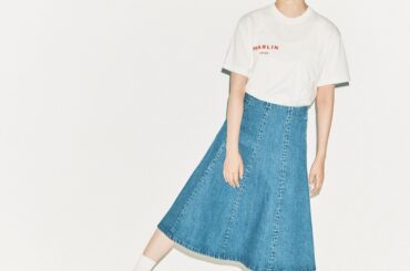 レディなデニムスカートこそ、Tシャツでラフに着こなそう【FUDGE 9月号連動企画-あの子もやっぱりジーンズね。| DAY 07】 | FUDGE FRIEND | ファッション