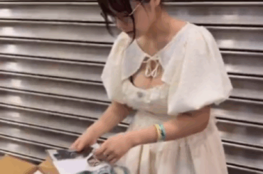 「スタッフさんと東雲でセットを組んでます」グラビアアイドル・東雲うみがコミケ会場で準備万端！ | 話題の投稿 | スポーツブル (スポブル)