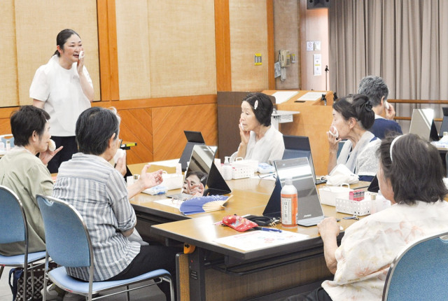 秦野市シルバー人材センターひまわりの会が、いきいき美容教室でキレイと健康長寿を学ぶ 〈秦野市〉