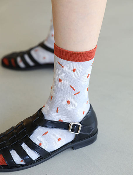 【Wpc.Patterns×靴下屋】フロートメリーフラワーロークルー 着画