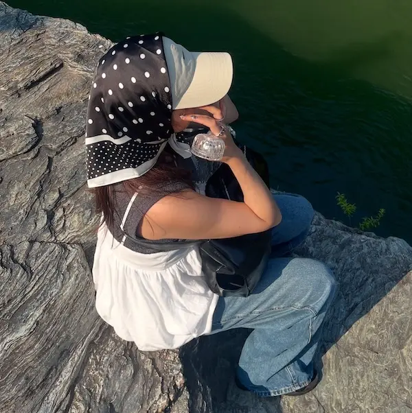 旅行中にハンディファンを使用している様子